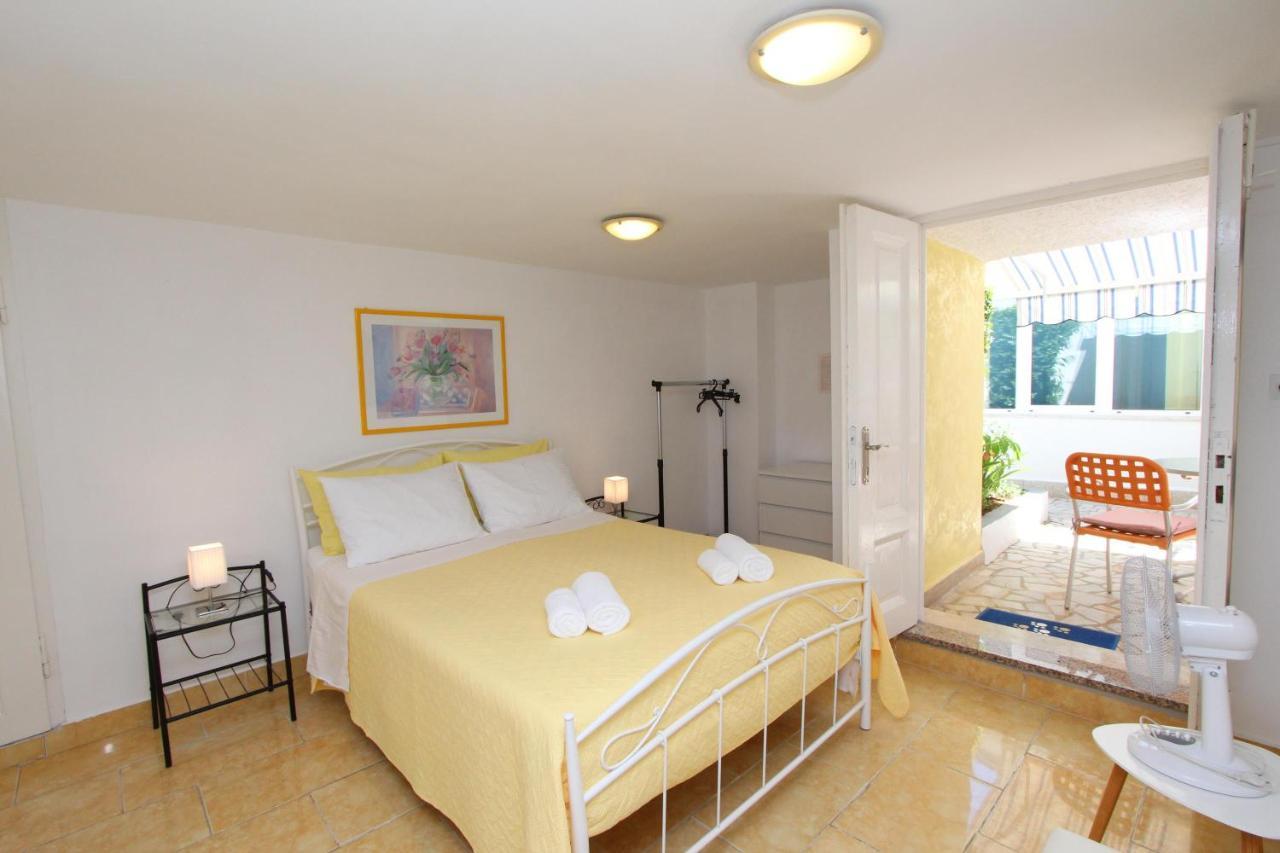 Apartments Knezovic Ровінь Екстер'єр фото