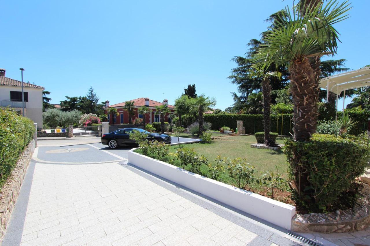 Apartments Knezovic Ровінь Екстер'єр фото