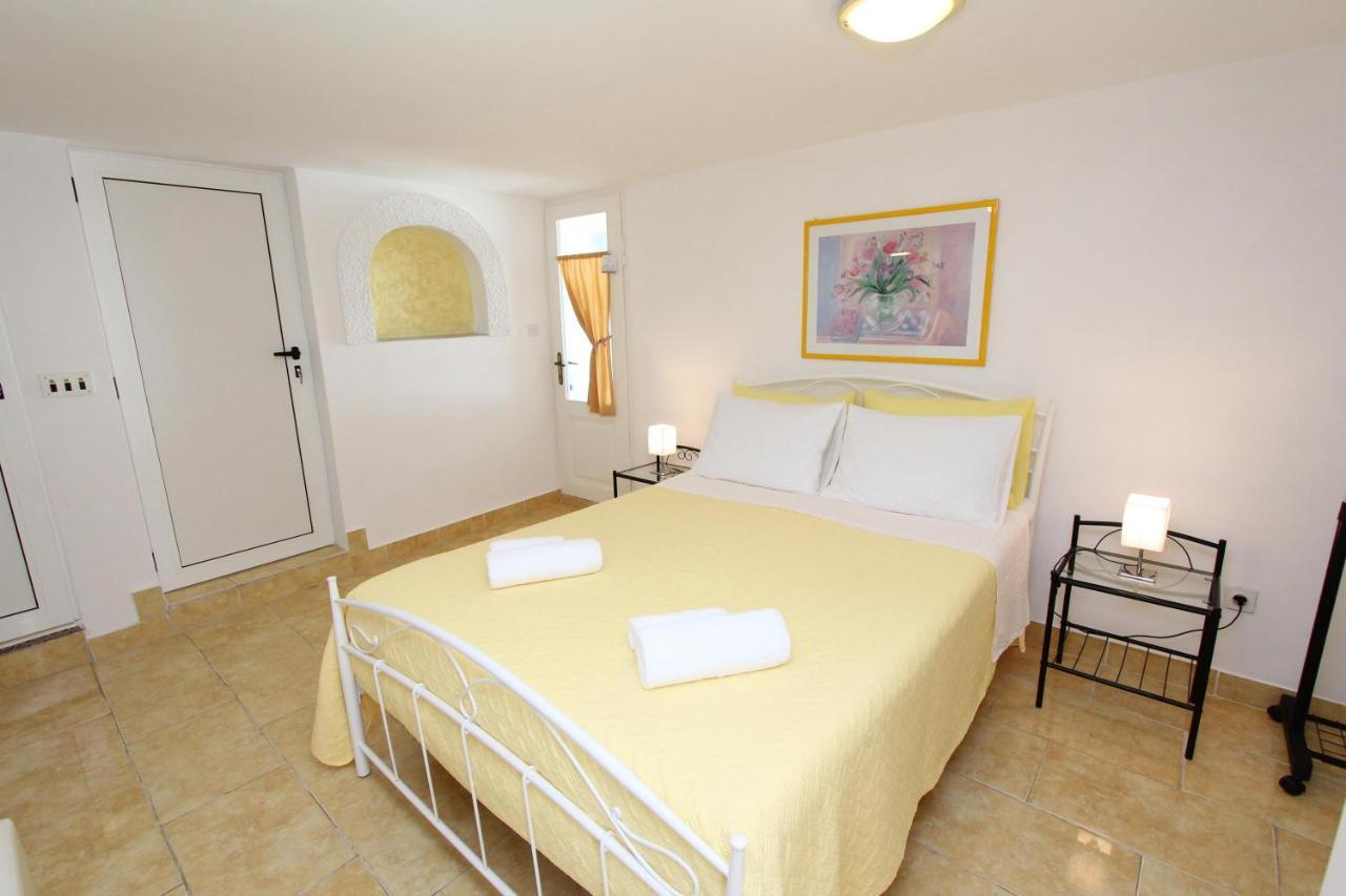 Apartments Knezovic Ровінь Екстер'єр фото