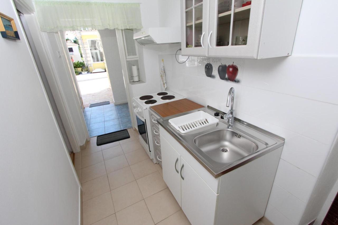 Apartments Knezovic Ровінь Екстер'єр фото