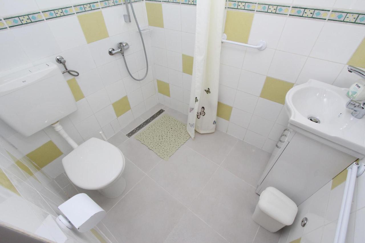 Apartments Knezovic Ровінь Екстер'єр фото