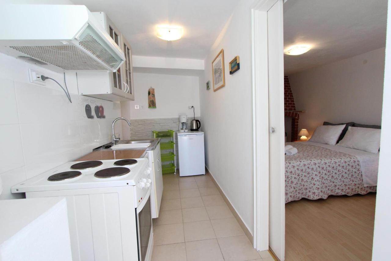 Apartments Knezovic Ровінь Екстер'єр фото
